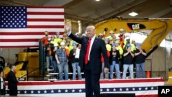 Presiden Donald Trump melambaikan tangan saat menghadiri acara di fasilitas pelatihan Local 18 Richfield Training Facility, 29 Maret 2018, di Richfield, Ohio.