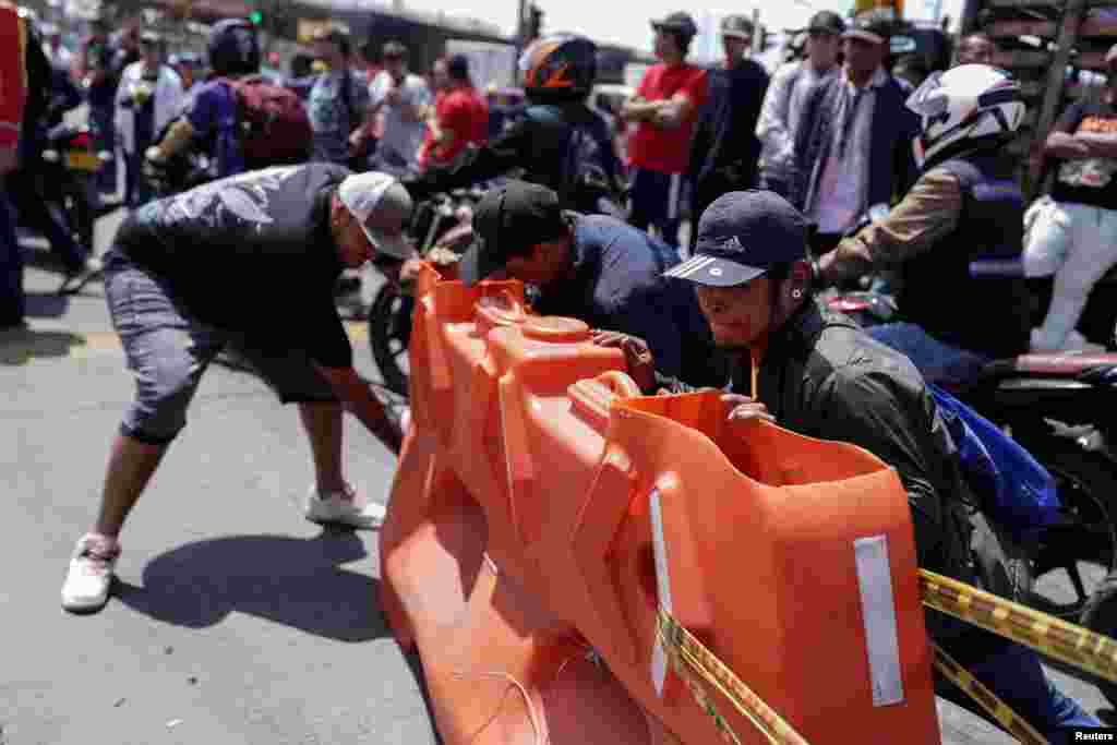 La protesta se da en rechazo a un alza en los precios del diésel.&nbsp;Aunque el Gobierno defendió el incremento, los bloqueos de carreteras sumados a los recientes ataques contra los oleoductos Caño Limón-Coveñas y Bicentenario, también amenazan las operaciones de la estatal petrolera Ecopetrol.