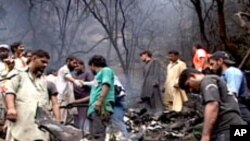 تێمه‌کانی فریاکه‌وتن به‌ ناو پاشـماوه‌ی فڕۆکه‌ تێـکشـکاوه‌که‌ی هێڵی ئاسـمانی ئێر بلوی پاکسـتاندا ده‌گه‌ڕێن، چوارشه‌ممه‌ 28 ی حه‌وتی 2010