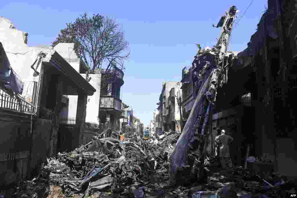 پاکستان کی قومی ایئر لائن کا طیارہ 22 مئی کو کراچی کے رہائشی مکانات پر گر کر تباہ ہوا۔ حادثے میں 97 افراد ہلاک ہوئے۔ جب کہ دو مسافر معجزانہ طور پر بچ گئے۔