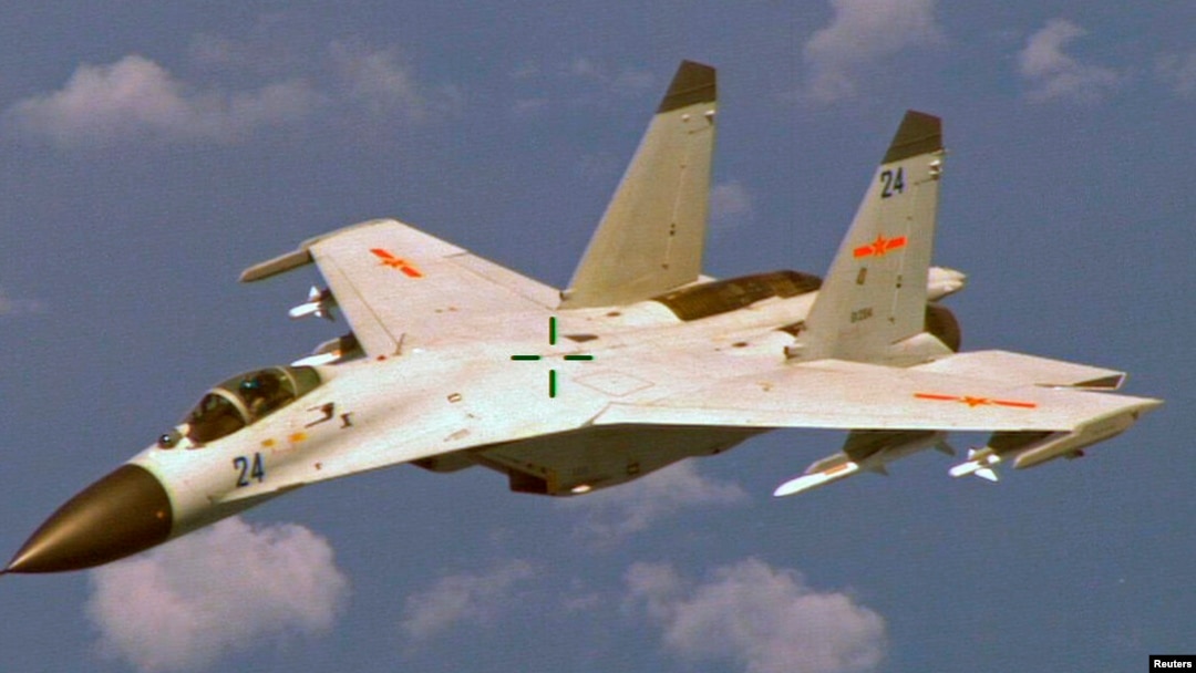 Pesawat tempur China, J-11, yang mencegat pesawat pengintai AS di atas Laut China Selatan hari Selasa 17/5 (foto: dok).