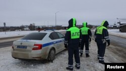 24일 러시아 벨고로드 지역에서 경찰이 일류신(Il)-76 수송기 추락 현장 인근 도로를 통제하고 있다.