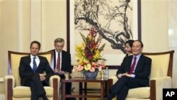 티모시 가이트너 미 재무장관(좌)과 왕치산 중국 부총리