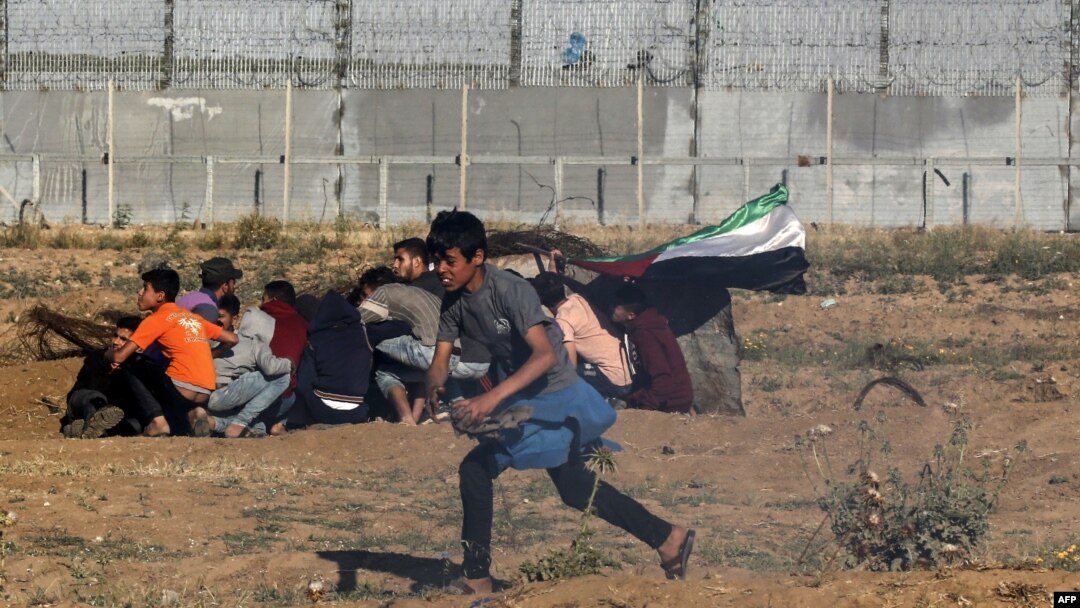 Seorang remaja Palestina berlari dalam aksi protes di perbatasan Gaza, Israel, Jumat (10/5). 