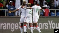 Aristide Bance, du Burkina, à gauche, jubile avec ses deux co-équipiers après un but lors de la Coupe d’Afrique des Nations à Libreville, Gabon, 1er février 2017.