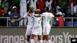 Aristide Bance du Burkina, à gauche, jubile avec deux de ses co-équipiers après un but lors de la Coupe d’Afrique des Nations à Libreville, Gabon, 1er février 2017.