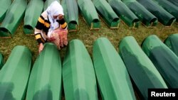 Žena plače pored kovčega rođaka u Memorijalnom centru Potočari 11. jula 2013.