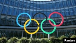 Logo "Cincin Olimpiade" tampak di depan kantor Komite Olimpiade Internasional (IOC) di Lausanne, Swiss (foto: ilustrasi). 