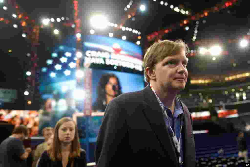 President Barack Obama's campaign manager Jim Messina tours the floor at the Democratic National Convention, September 3, 2012. 