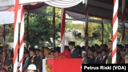 Presiden Joko Widodo selaku inspektur upacara peringatan Hari Pahlawan 10 November di Surabaya. (VOA/Petrus Riski)
