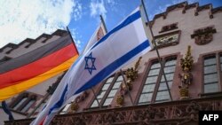 پرچم‌های ملی اسرائیل و آلمان در تالار شهر فرانکفورت