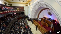 El presidente de Venezuela, Nicolás Maduro, da su discurso anual a la nación ante los miembros de la Asamblea Constituyente en Caracas, el 14 de enero de 2020.