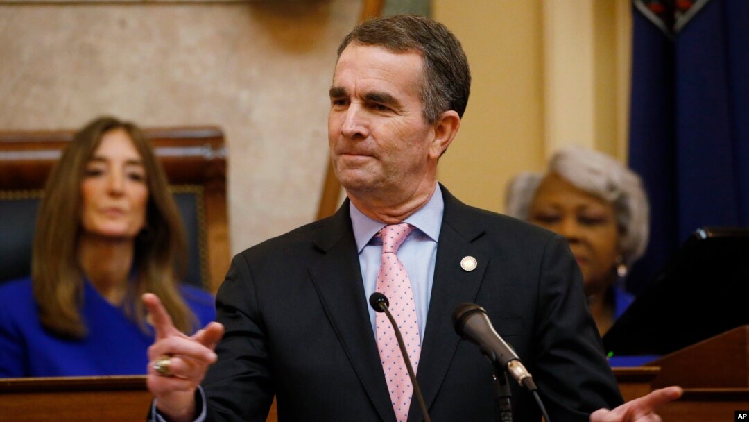 Los esfuerzos del gobernador demócrata de Virgina, Ralph Northam, por prohibir la venta de fusiles de asalto se vieron frustrados el lunes 17 de febrero de 2020. 