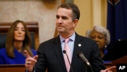 Los esfuerzos del gobernador demócrata de Virgina, Ralph Northam, por prohibir la venta de fusiles de asalto se vieron frustrados el lunes 17 de febrero de 2020. 