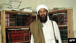 Osama Bin Laden (hình chụp hồi tháng 4 năm 1998)