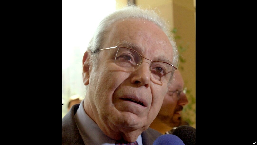 Nacido 1920 en Lima, Javier Pérez de Cuéllar fue licenciado en derecho y en 1944 ingresó al servicio diplomático peruano.