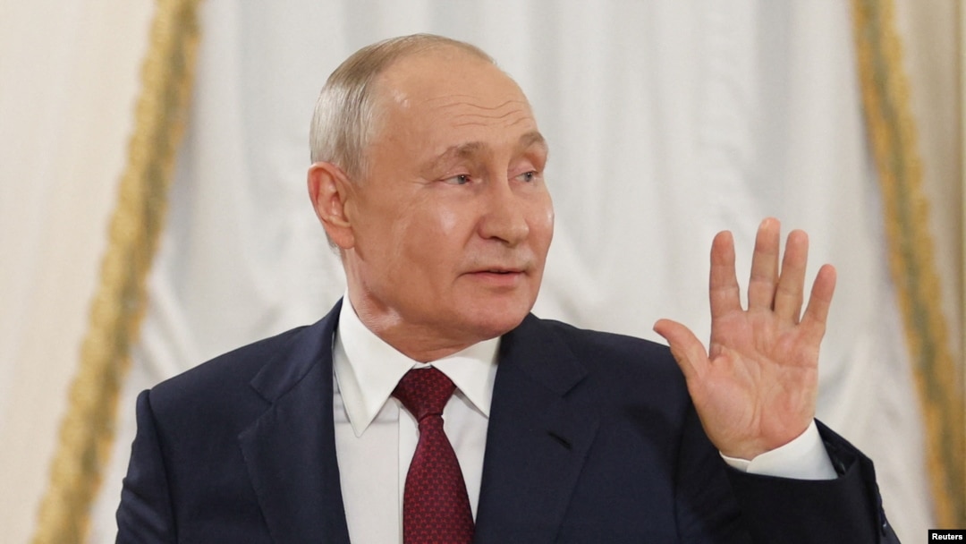 Presiden Rusia Vladimir Putin memberi isyarat saat konferensi pers setelah KTT Rusia-Afrika di Saint Petersburg, Rusia, 29 Juli 2023. (Foto: Sergei Bobylyov/TASS via REUTERS)