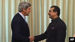 Senator John Kerry (l) and Pakistan's Prime Minister Yousuf Raza Gilani, in Islamabad, February 16, 2011