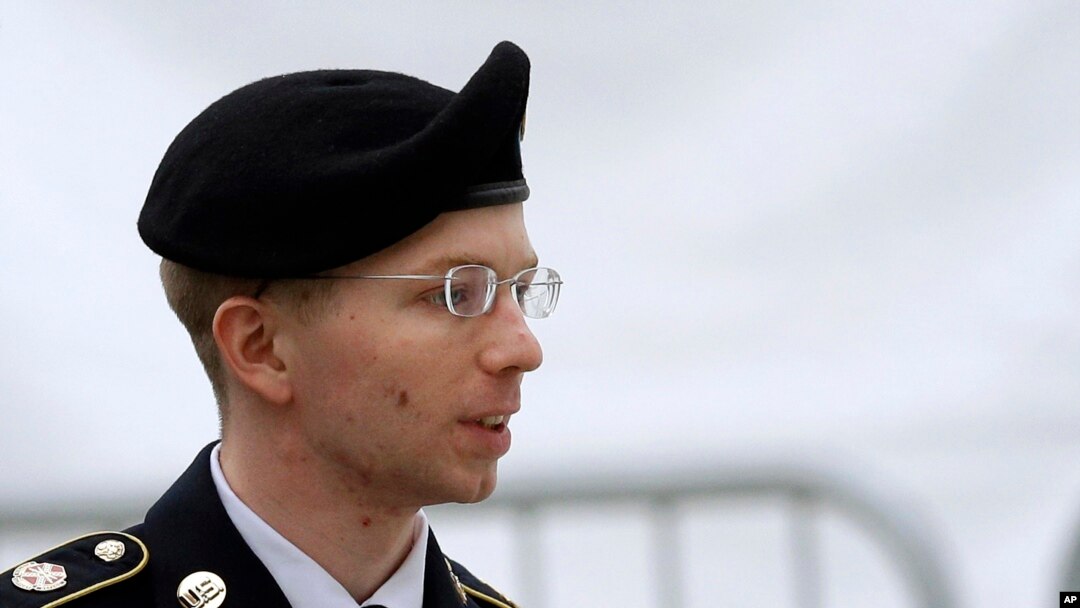 Bradket Manning được đưa đến tòa án 