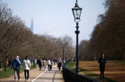 Una mujer corre por Hyde Park, en Londres, el domingo 4 de abril de 2021.