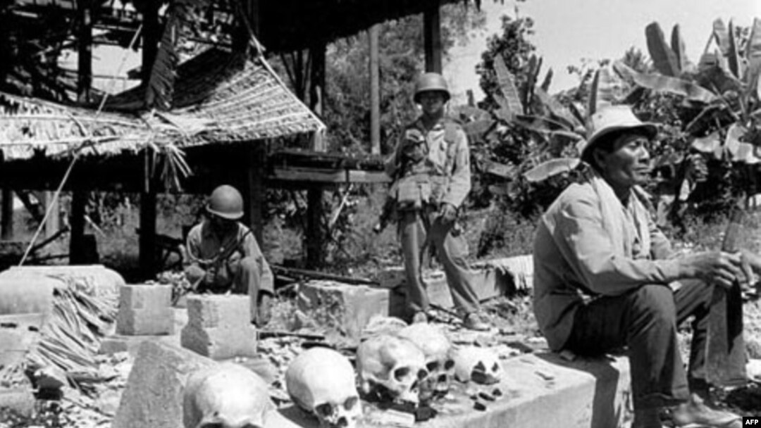 Một trong các sách giáo khoa của Kampuchea ghi: 'Pol Pot chịu trách nhiệm về cái chết của 3 triệu 3 trăm ngàn người Kampuchea'