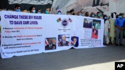 Afgan tercümanlar ABD'nin Kabil Büyükelçiliği önünde özel göçmenlik vizesi kurallarının değiştirilmesi için gösteri yaparken.