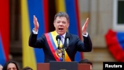 El presidente Juan Manuel Santos acaba de juramentar su segundo periodo y exige a las autoridades una investigación profunda ante las denuncias de espionaje que revela infiltraciones de inteligencia dentro del ejército.