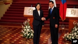 Guatemala's President Jimmy Morales, right, and Taiwan's President Tsai Ing-wen shake hands before a press conference at the National Palace in Guatemala City, Jan. 11, 2017. 