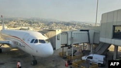 Sebuah pesawat milik maskapai penerbangan MEA sedang menunggu penumpang di Bandara Internasional Beirut, 28 Septembber 2024. (Foto: Amanda Mouawad/AFP)