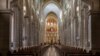 Bekutshaya umoya endlini zokukhonzela kusukela ngoLwesihlanu. Lapha sibona uArchbishop Carlos Osoro, owakwele Spain etshumayela eyedwa eAlmudena Cathedral, Madrid, Spain, Sunday, April 12, 2020. (AP Photo/Bernat Armangue)