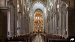 Bekutshaya umoya endlini zokukhonzela kusukela ngoLwesihlanu. Lapha sibona uArchbishop Carlos Osoro, owakwele Spain etshumayela eyedwa eAlmudena Cathedral, Madrid, Spain, Sunday, April 12, 2020. (AP Photo/Bernat Armangue)