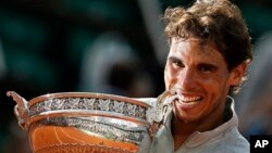 Tay vợt Rafael Nadal một lần nữa chứng tỏ anh là Vua sân đất nện của làng quần vợt thế giới.