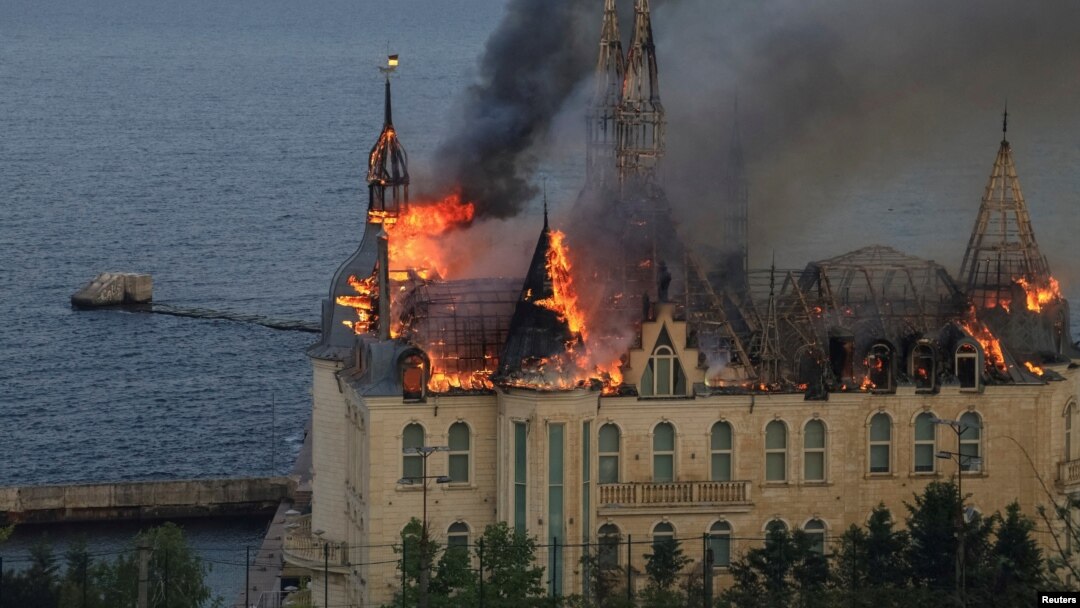 Sebuah gedung lembaga pendidikan terbakar setelah serangan rudal Rusia, di tengah serangan Rusia ke Ukraina, di Odesa, Ukraina, 29 April 2024. (Foto: REUTERS/Sergey Smolentsev)
