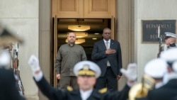 FILE - Menteri Pertahanan Lloyd Austin (kanan), menyambut Menteri Pertahanan Ukraina Rustem Umerov (kiri) di Pentagon, Washington, D.C., 6 Desember 2023.. (AP/Kevin Wolf)