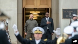 Američki ministar odbrane Lloyd Austin, desno, pozdravlja ukrajinskog ministra odbrane Rustema Umerova, lijevo, u Pentagonu 6. decembra 2023. u Washingtonu.