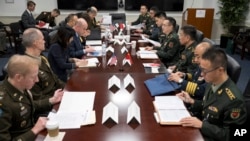 Delegasi AS yang dipimpin Wakil Asisten Menteri Pertahanan, Michael Chase, menggelar pembicaraan tahunan dengan delegasi pertahanan China di Pentagon, Washington, 9 Januari 2024. (Foto: Petty Officer 1st Class Alexander Kubitza/U.S. Navy via AP)