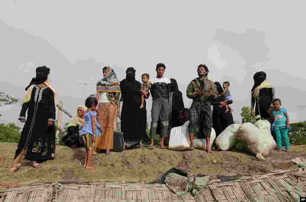 روہنگیا مسلمانوں کا ایک گروپ کشتی کے انتظار میں کھڑا ہے