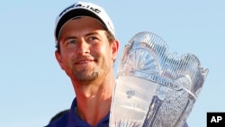 Adam Scott, con su trofeo del Barclays.