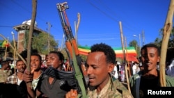 Membros das Forças Especiais de Amhara dançam nas celebrações anuais do Dia de São Jorge na igreja escavada na rocha de São Jorge na cidade de Lalibela, Etiópia, 25 Janeiro de 2022, site do Património Mundial da ONU