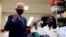 El presidente Biden visita los Institutos nacionales de Salud de EE.UU. el jueves 11 de febrero de 2021.