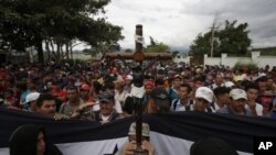 La caravana con unos 2.000 hondureños ya cruzó la frontera con Guatemala en su travesía para alcanzar EE.UU.