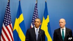 바락 오바마 미국 대통령(왼쪽)과 프레드릭 라인펠트 스웨덴 총리가 4일 스톡홀름에서 정상회담 후 기자회견에 참석했다.