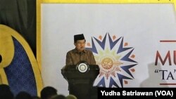 Wapres Jusuf Kalla saat pidato menerima penghargaan Muhammadiyah Awards dalam puncak acara milad ke-106 Muhammadiyah di Istana Pura Mangkunegaran Solo, Minggu malam, 18 November 2018. (Foto: Yudha Satriawan/VOA)