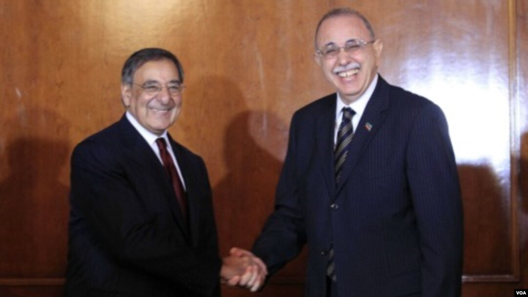 Menteri Pertahanan AS Leon Panetta disambut oleh Menhan Libya, Osama al-Juwali di Tripoli (17/12).