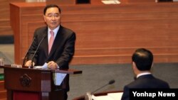 25일 한국 국회 본회의에서 열린 정치·외교·통일·안보 분야 대정부질문에서 여당 의원의 질문에 답하고 있는 정홍원 국무총리(왼쪽). 