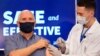 Vicepresidente Pence recibe vacuna contra COVID-19 en TV en vivo
