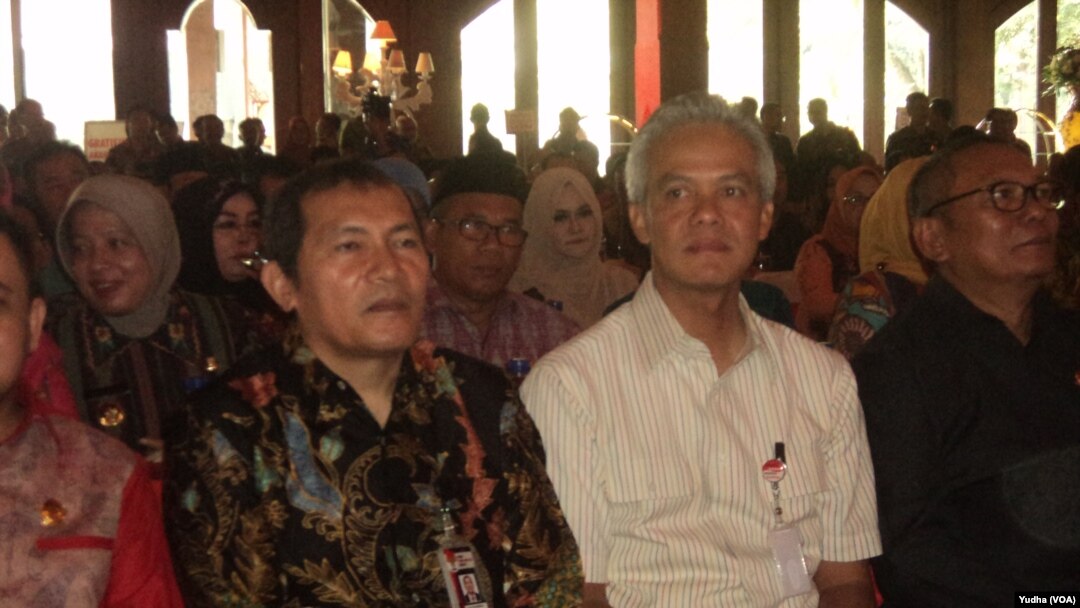 Wakil ketua KPK, Saut Situmorang duduk bersebelahan dengan Gubernur Jawa Tengah, Ganjar Pranowo (baju putih) (Foto: VOA/Yudha)