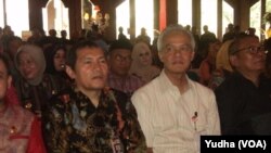 Wakil ketua KPK, Saut Situmorang duduk bersebelahan dengan Gubernur Jawa Tengah, Ganjar Pranowo (baju putih) (Foto: VOA/Yudha)