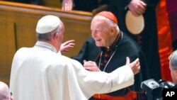 Papa Faransisiko ahoberana na Cardinal emeritus Theodore McCarrick 