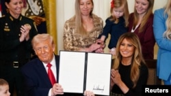 ولسمشر ډونالډ ټرمپ او مېرمن یې ملانیا ټرمپ د پنجشنبې په ورځ (مارچ۱۲) په سپینې ماڼۍ کې د یوې رسمي اعلامیې په لاسلیک کولو سره د مارچ میاشت د ښځو د تاریخ میاشت اعلان کړه.